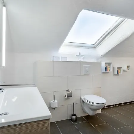 Seestern Mit Rundbogenfenster Am Badesee Tannenhausen Aurich