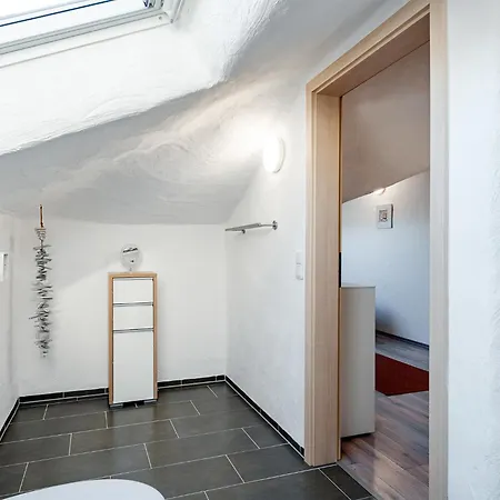 Seestern Mit Rundbogenfenster Am Badesee Tannenhausen *