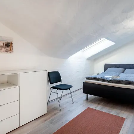 Seestern Mit Rundbogenfenster Am Badesee Tannenhausen Aurich