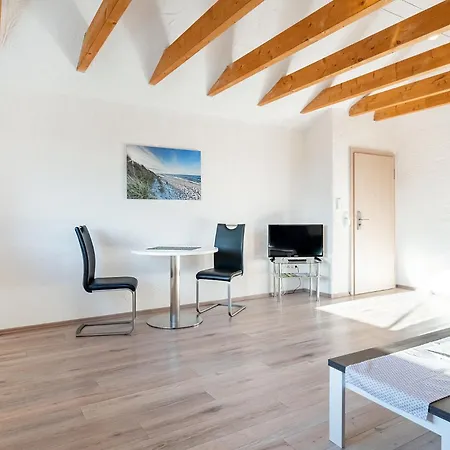Seestern Mit Rundbogenfenster Am Badesee Tannenhausen Aurich