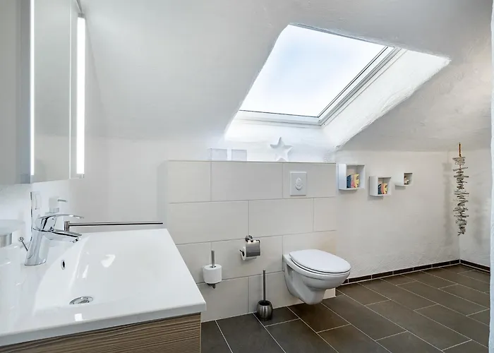 Seestern Mit Rundbogenfenster Am Badesee Tannenhausen Aurich