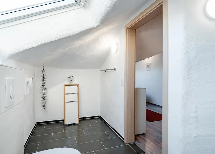 Seestern Mit Rundbogenfenster Am Badesee Tannenhausen *