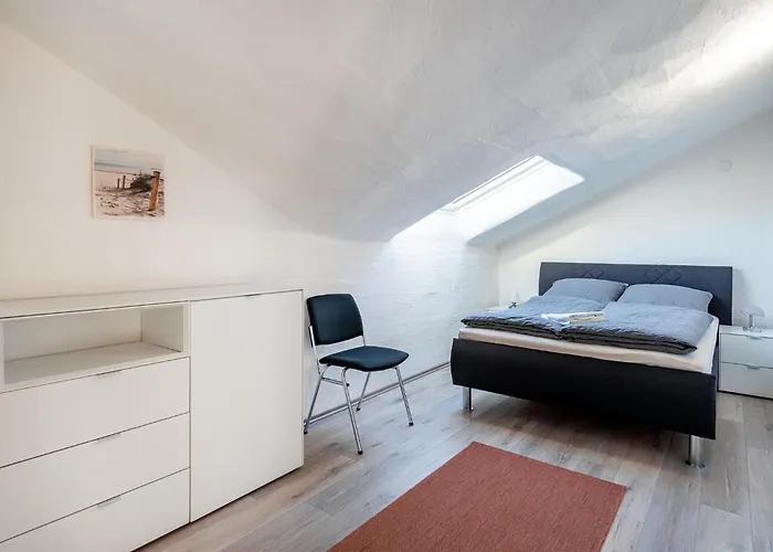 Seestern Mit Rundbogenfenster Am Badesee Tannenhausen Aurich