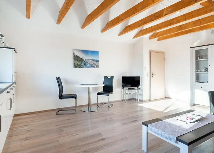 Seestern Mit Rundbogenfenster Am Badesee Tannenhausen Aurich